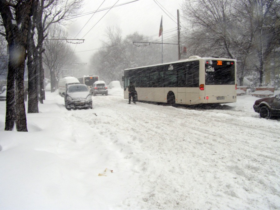 ANM: Va ninge în sud şi sud-est până vineri dimineaţă, polei pe litoral