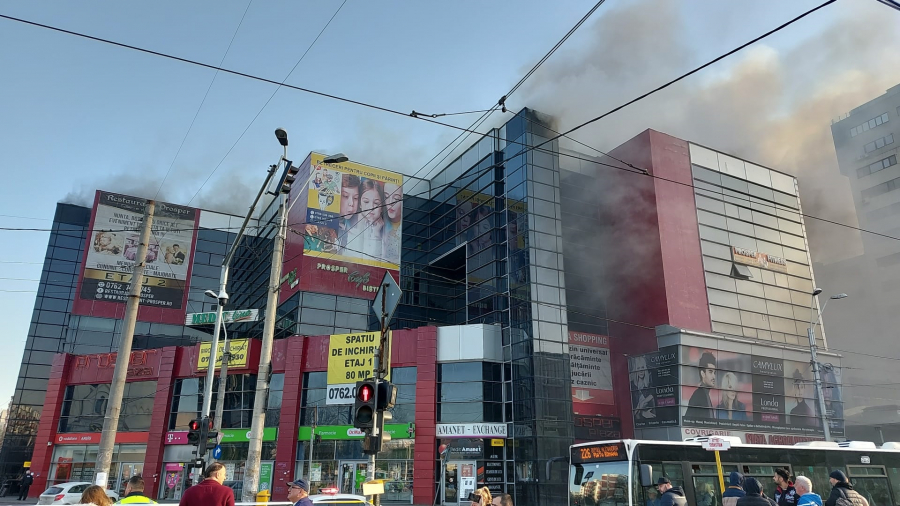 Incendiu cu degajări mari de fum, la un centru comercial din București (VIDEO)