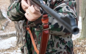 Maşina unui brăilean, CIURUITĂ CU ARMA de un bărbat din Galaţi