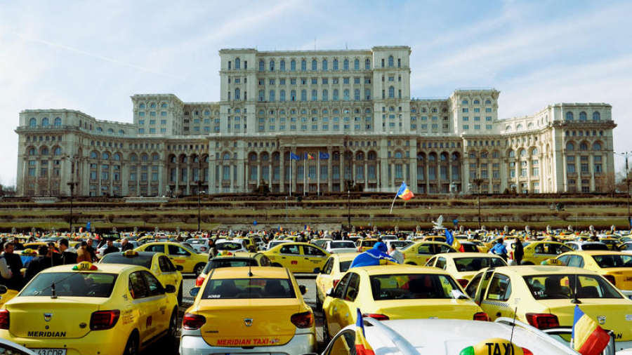 Sute de taximetriști au protestat în Piața Constituției
