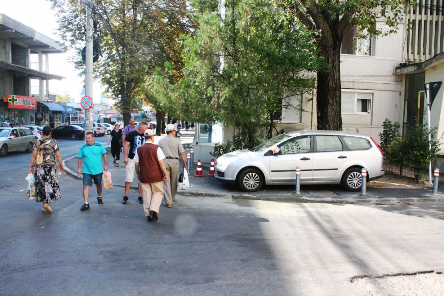 Nepăsare de Galaţi: Şoferii nu îşi mută maşinile de pe trotuar nici când se pun stâlpi