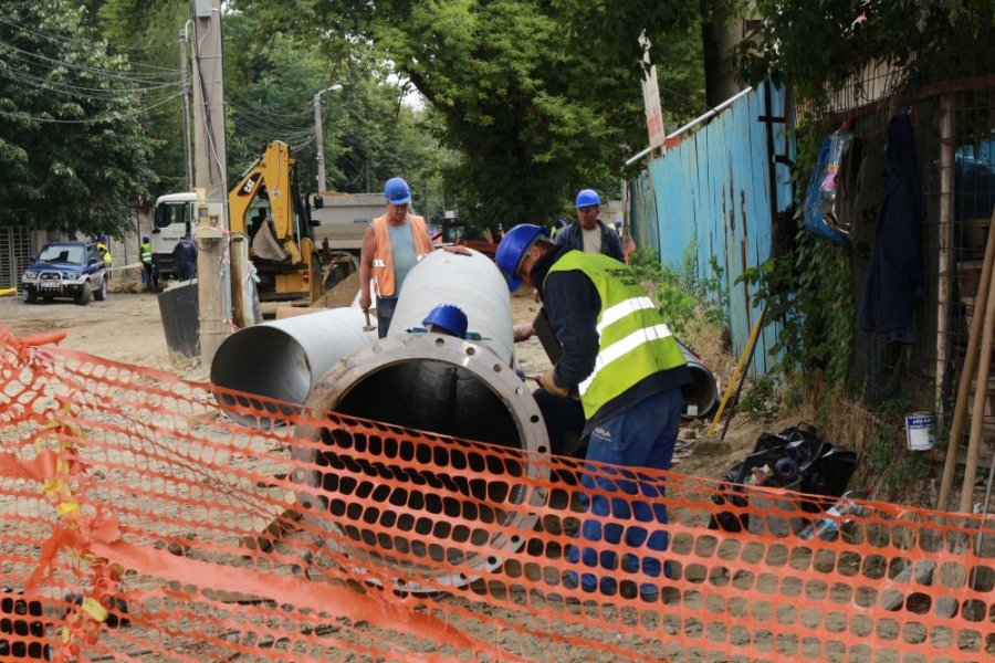 Probleme pe strada Tecuci/ Lucrări de modernizare, blocate de o lună! (FOTO)