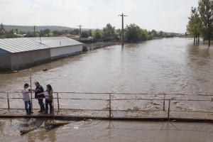 VIDEO/ Clipe de coşmar la Roşcani: În urma viiturii au rămas doar nămol şi multă tristeţe