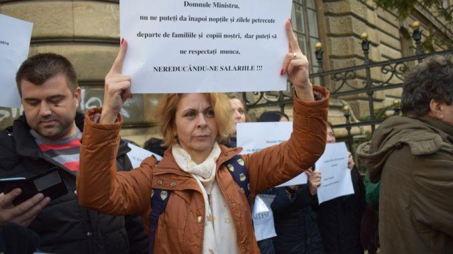 Angajaţii APIA au PROTESTAT la Guvern