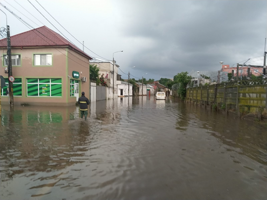 Acumulările de apă au făcut ravagii în mai multe cartiere din Galați (FOTO)