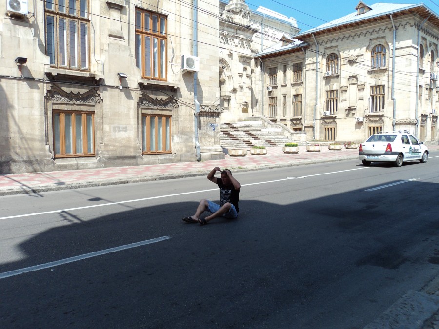 UPDATE Protest în mijlocul străzii Domnească: „Vreau casă! Să-mi dea Primăria casă!”