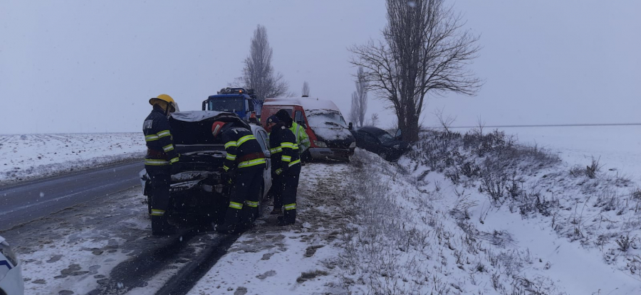 UPDATE: Accident grav din cauza unui șofer drogat și a carosabilului alunecos. Trei persoane au fost rănite (VIDEO)