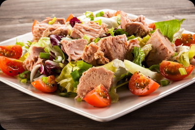 Salată mediteraneeană cu ton și porumb, pentru o cină ușoară