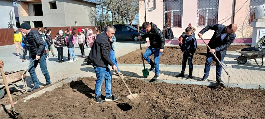 Un mediu ambiental verde, sigur și plăcut cu sprijinul PNL Galați pentru copiii de la școala din Movileni!