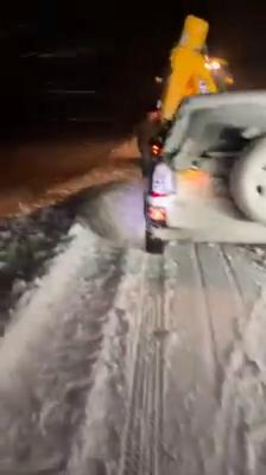 Maşini scoase din zăpadă