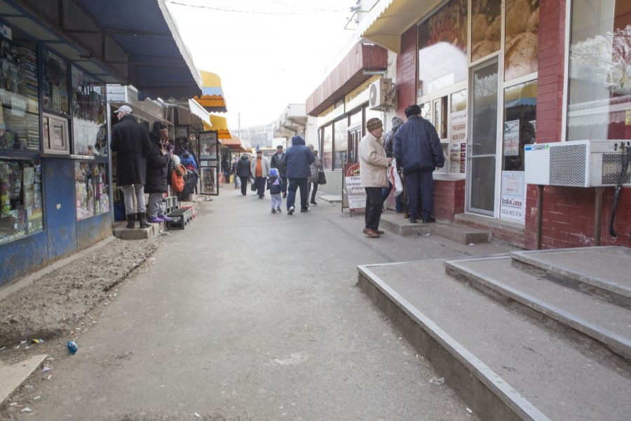 REPORTAJ în Micro 38 - cartierul GUNOAIELOR, maidanezilor, GARAJELOR şi TÂLHARILOR (FOTO)