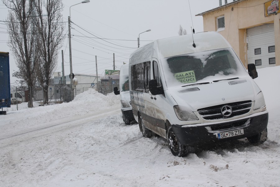 Opt drumuri judeţene şi un drum naţional au rămas închise. În tot judeţul Galaţi se circulă în condiţii de iarnă