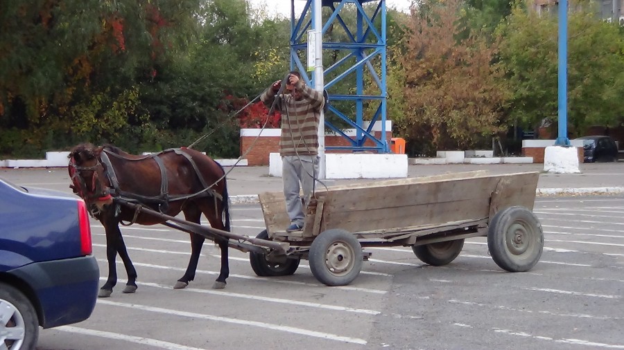 Vezi cum s-a chinuit un gălăţean să fure fier din Combinat ca să cumpere mâncare pentru familie!