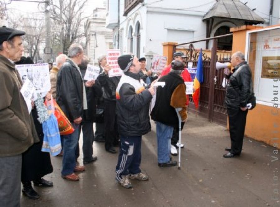 Pensionarii nu renunţă la pichetarea PDL-ului 