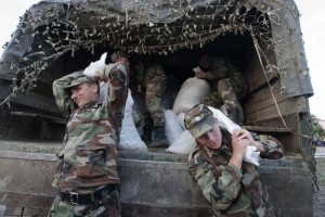 Armata intervine la consolidarea unui dig în zona localităţii Ijdileni
