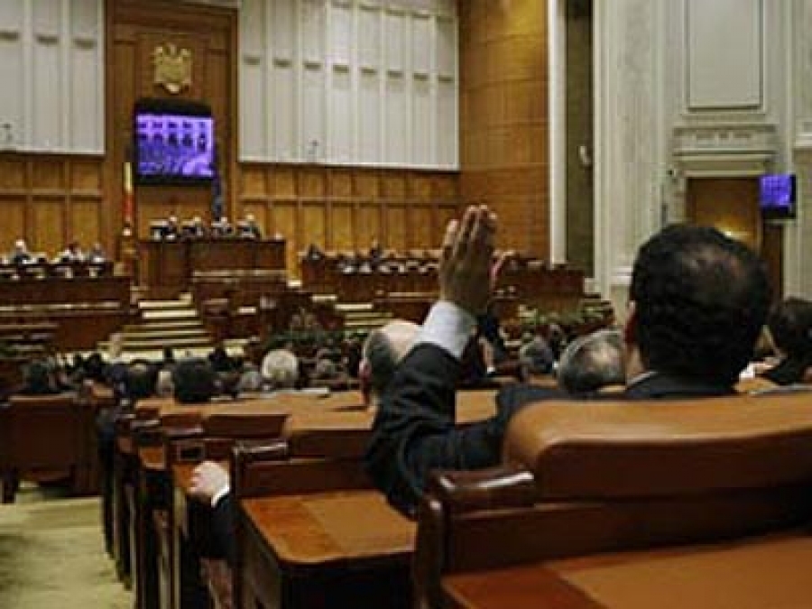 Modificarea legii privind concediul şi indemnizaţia lunară pentru creşterea copiilor a trecut de Senat