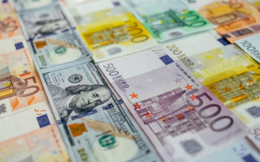 Euro ar putea crește la finalul anului la 4,9653 lei
