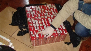 UPDATE - PERCHEZIȚII domiciliare într-un dosar de CONTRABANDĂ/ Bani falşi, arme, droguri şi ţigări, CONFISCATE