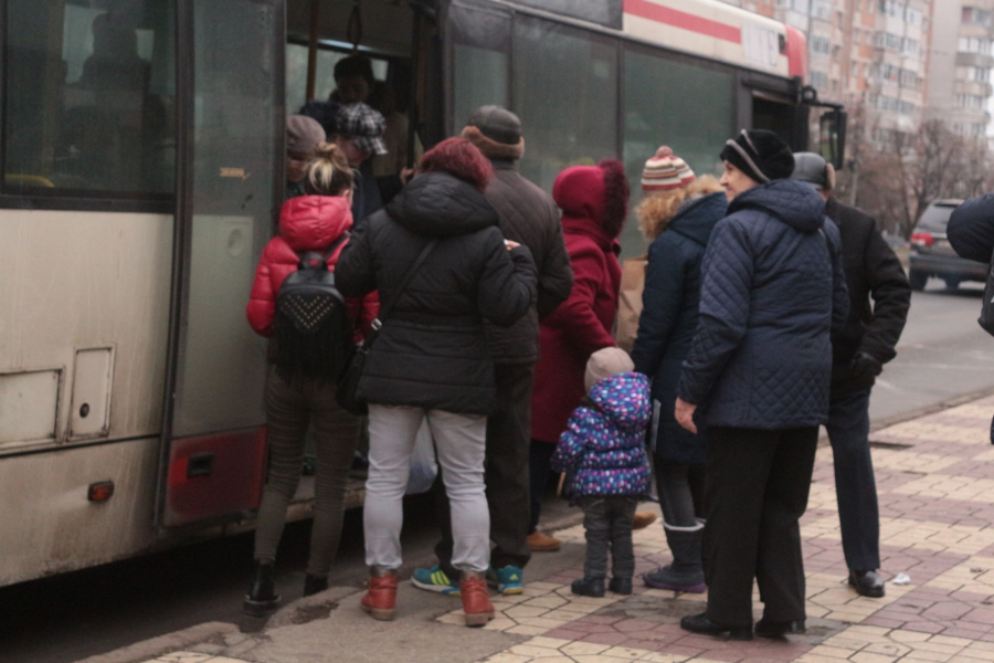 Autobuzele vor veni mai rar, pentru că ”transportă aer”. Creşte timpul de aşteptare în staţii