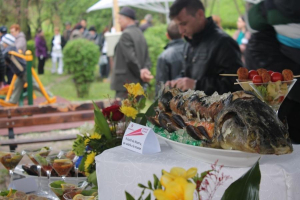 Așa ne mor tradițiile, dacă nu avem grija lor. Ne rugăm ca noul coronavirus să dispară cât mai repede, că de Festivalul Scrumbiei nu ne putem lepăda