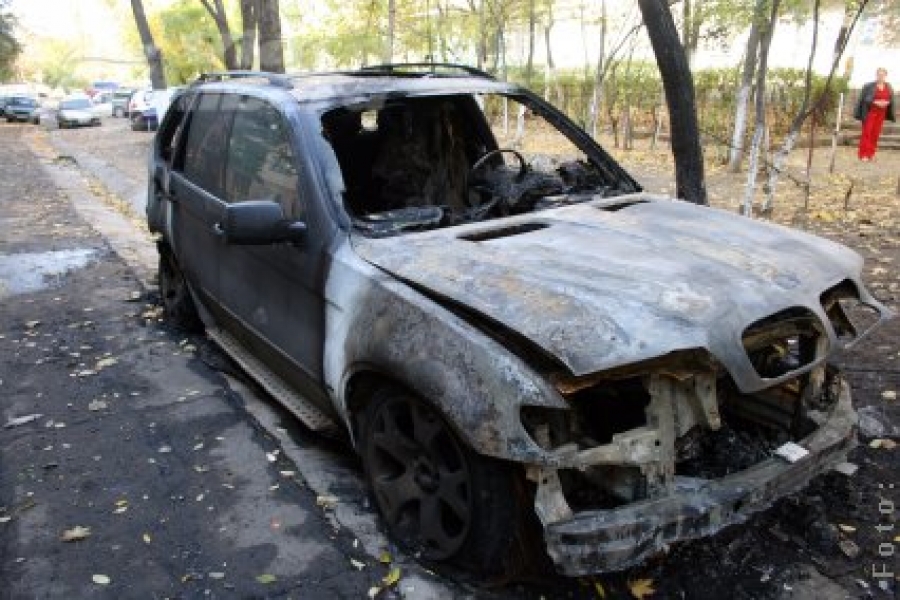  Un BMW X5 prefăcut în scrum  