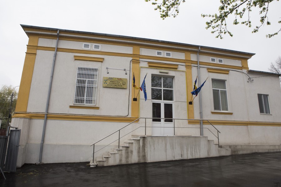 Procurorii DNA au dat iama în instituţii/ Vânătoarea de CORUPŢI a trecut şi pe la Galaţi (FOTO)