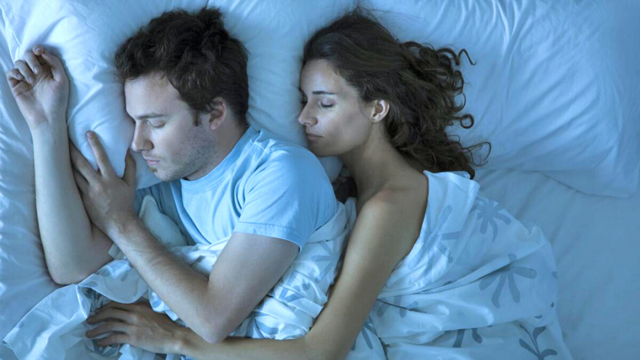 Orgasmul te ajută să dormi mai bine