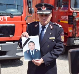Explicaţie foto deschidere: Colonelul Liviu Vârlan, ţinând poza subalternului decedat