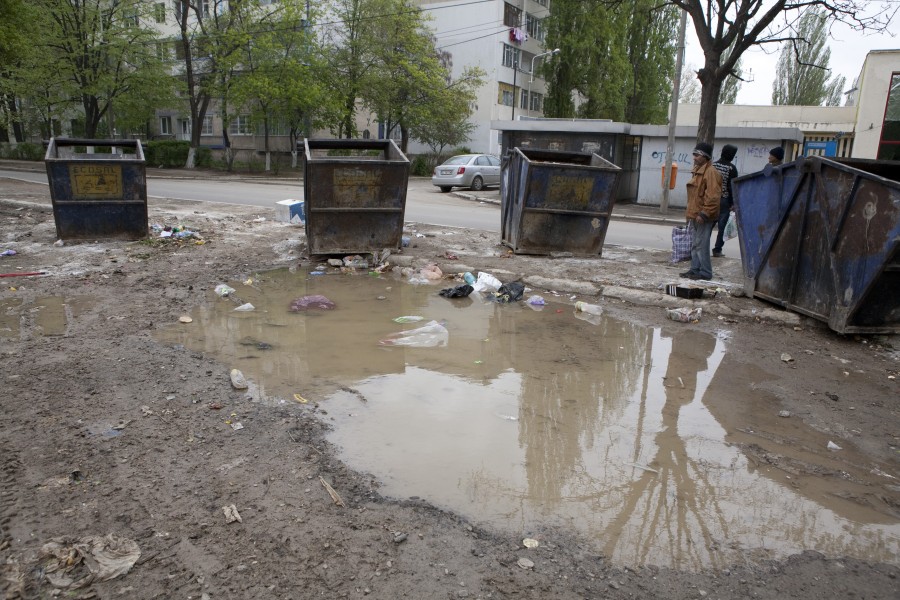 În Micro 17, pe strada Barboşi - Modernizarea trece, şanţurile rezistă!