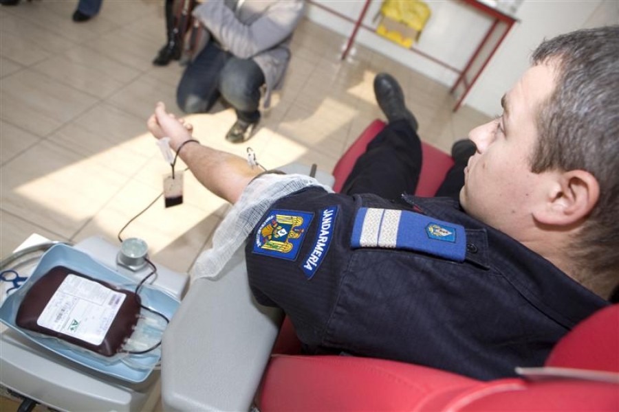 Jandarmii gălăţeni donează sânge