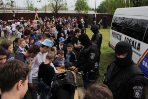 ȘCOALA ALTFEL: Elevi şi profesori, în vizită la Poliţia Locală