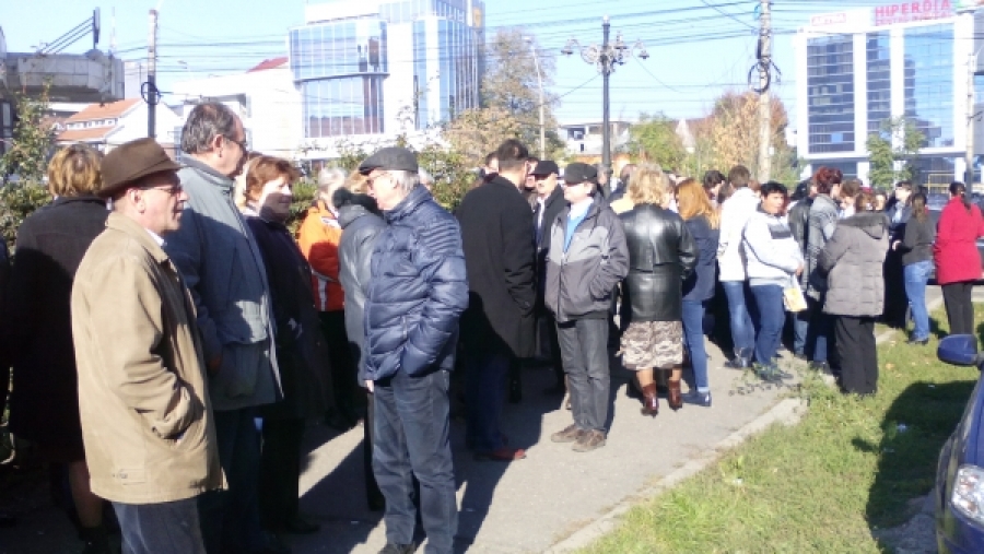 UPDATE/ PROTEST spontan la sediul Finanţelor de pe strada Brăilei. Guvernul a retras CREŞTEREA SALARIALĂ