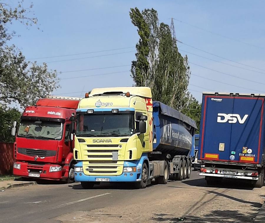Vămile românești, sufocate de camioane. La Galați se așteaptă și șase ore