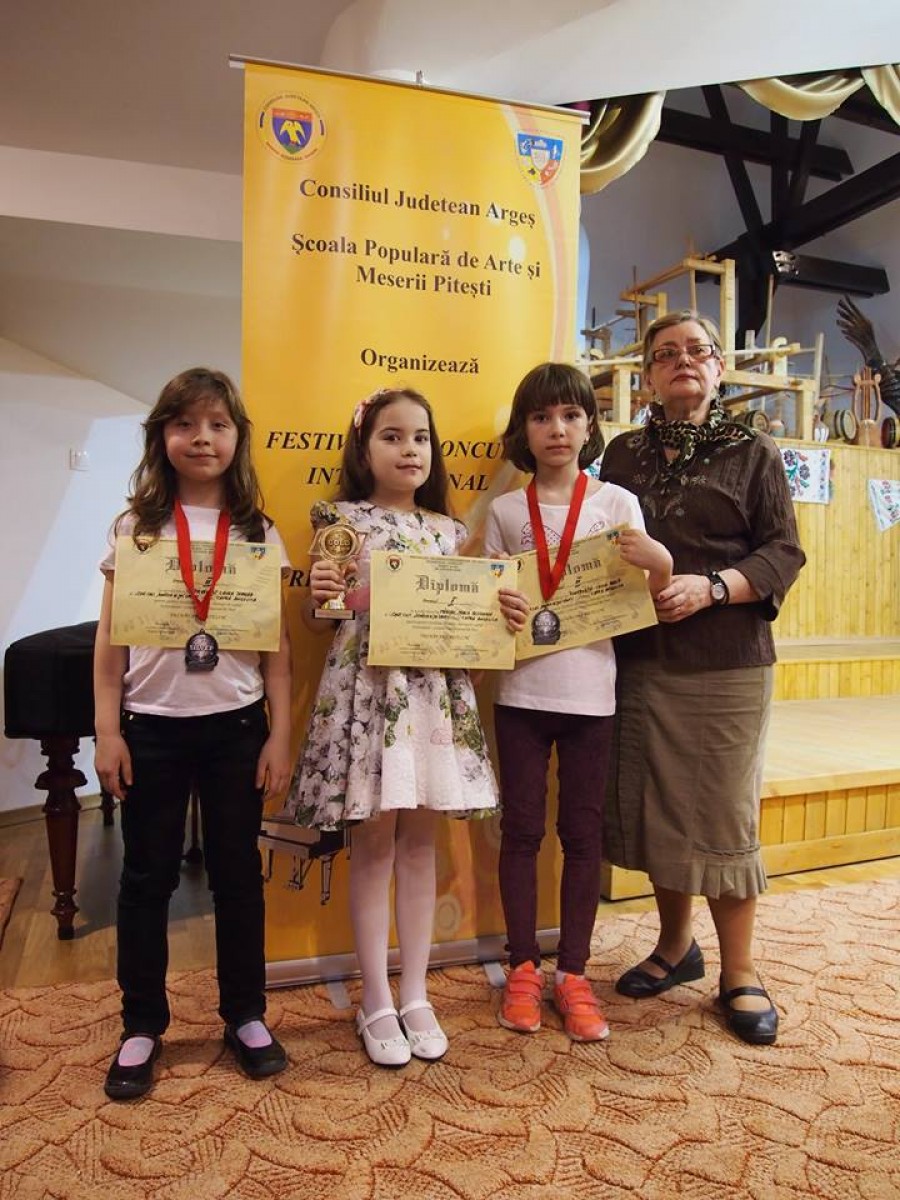 Premii pentru eleve din Galaţi la un concurs de pian desfăşurat la Piteşti