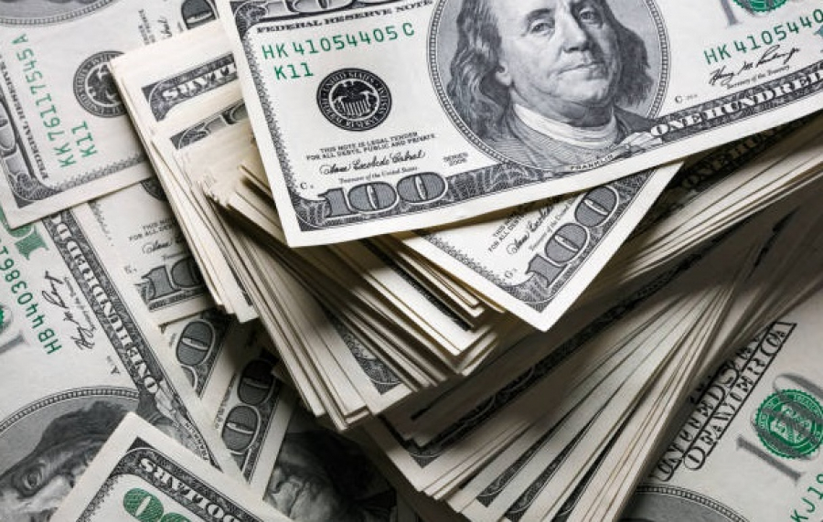 Dolarul a pierdut aproape 10 bani într-o singură ședință