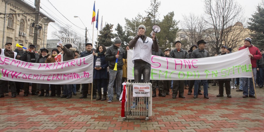 PROTEST ÎN FAŢA PRIMĂRIEI/ Iată câţi gălăţeni au cerut demisia primarului Marius Stan (FOTO)