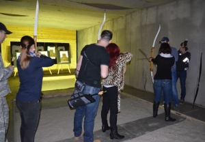 Fără pixuri şi gloanţe. Jurnaliştii gălăţeni au TESTAT ARMA lui Robin Hood (FOTO)