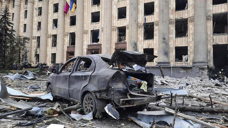 Bombardamente devastatoare asupra localităților din estul Ucrainei