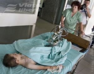 Copilul cu un foarfece în piept