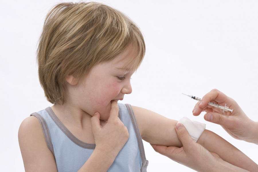Prevenție sanitară, vaccinuri şi materiale dezinfectante, în zonele calamitate din județ