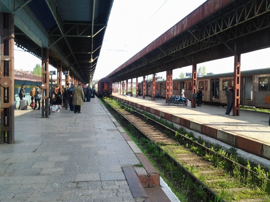 Călătorii au stat două ore în trenurile oprite în gări. Ceferiştii ameninţă cu greva generală 