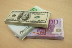 Dolarul a crescut în luna iulie cu 14 bani