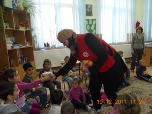 Crucea Roşie aduce daruri de Crăciun 