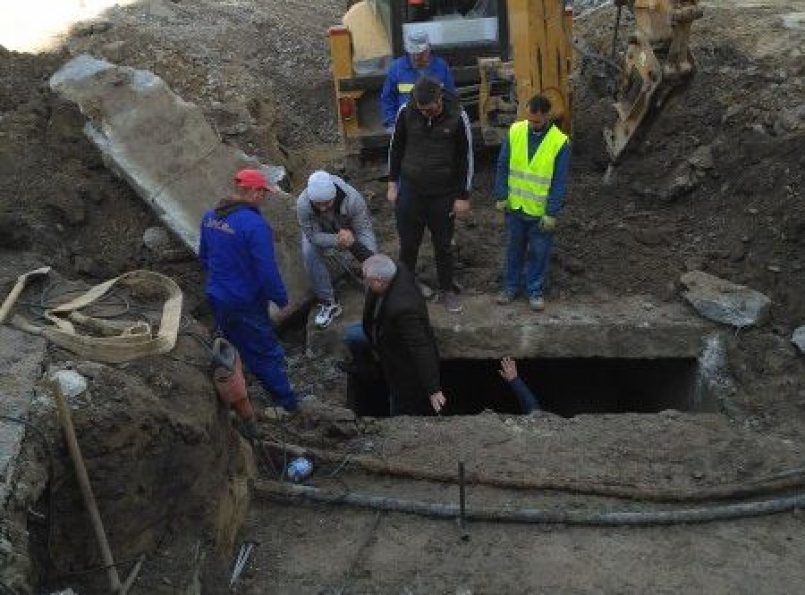 UPDATE | Strada Brăilei, blocată şi spartă. Autorităţile încă n-au aflat motivele tasării (FOTO și VIDEO)