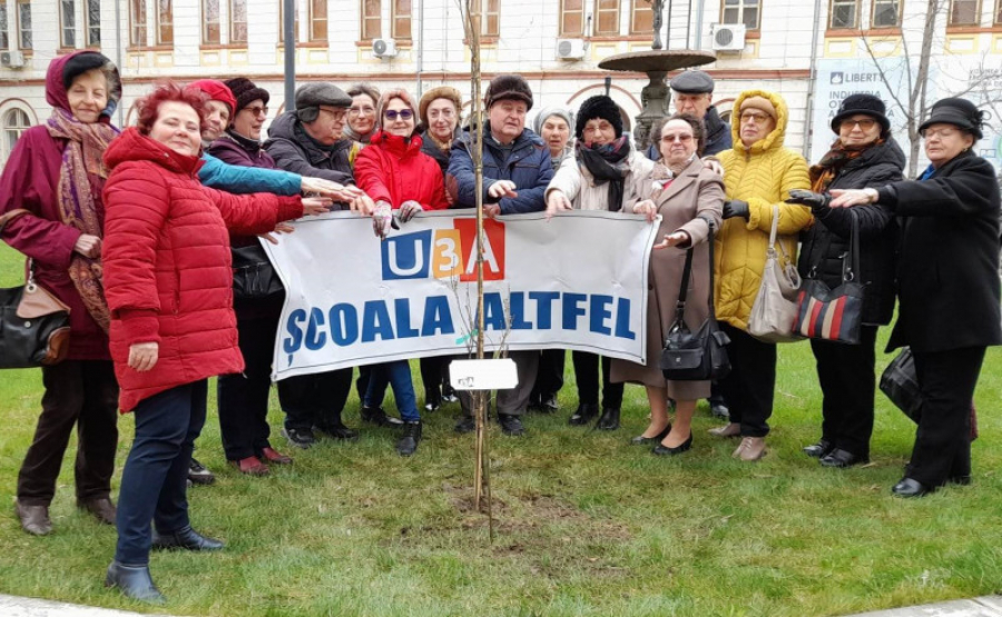 Seniorii U3A au plantat un stejar pentru cei 75 de ani ai Universității „Dunărea de Jos” din Galați