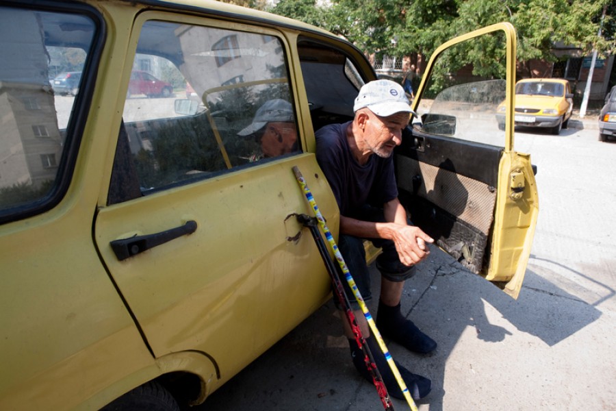 Acasă, pe bancheta din faţă - O familie locuieşte de câteva luni într-o maşină