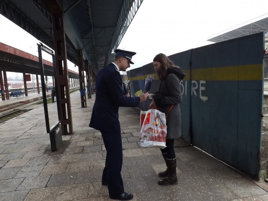 Poliţiştii de la Trasporturi au înfrumuseţat o dimineaţă mohorâtă de 1 martie