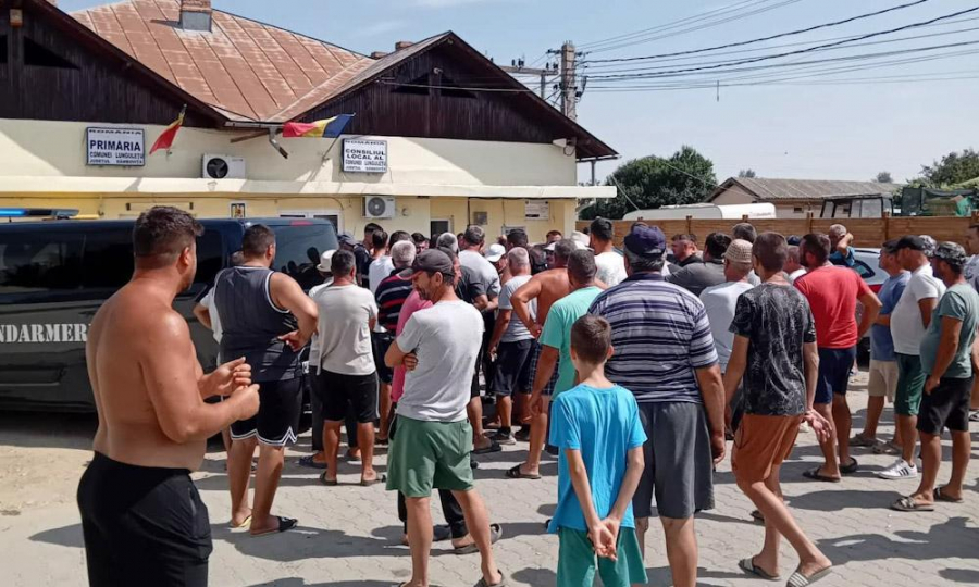 Democrația s-a dărâmat / A venit apa și l-a luat...