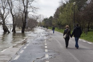 GALERIE FOTO / Dunărea a inundat Faleza. Nivelul fluviului creşte în continuare