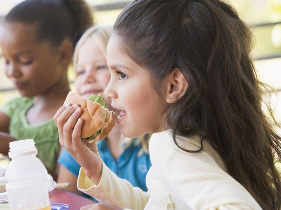 Alimentele sărate responsabile de obezitatea la copii
